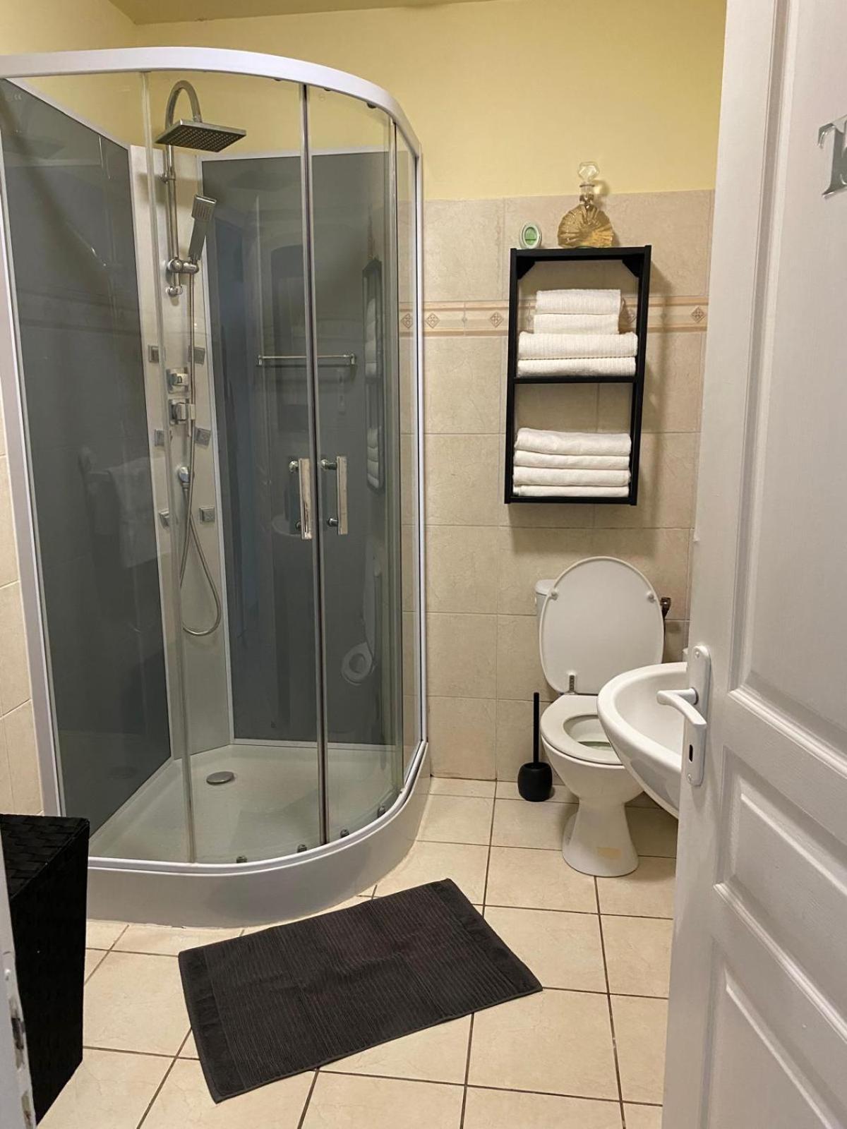 Agreable Rez De Jardin Avec Piscine Et Jacuzzi Apartment Сервион Екстериор снимка