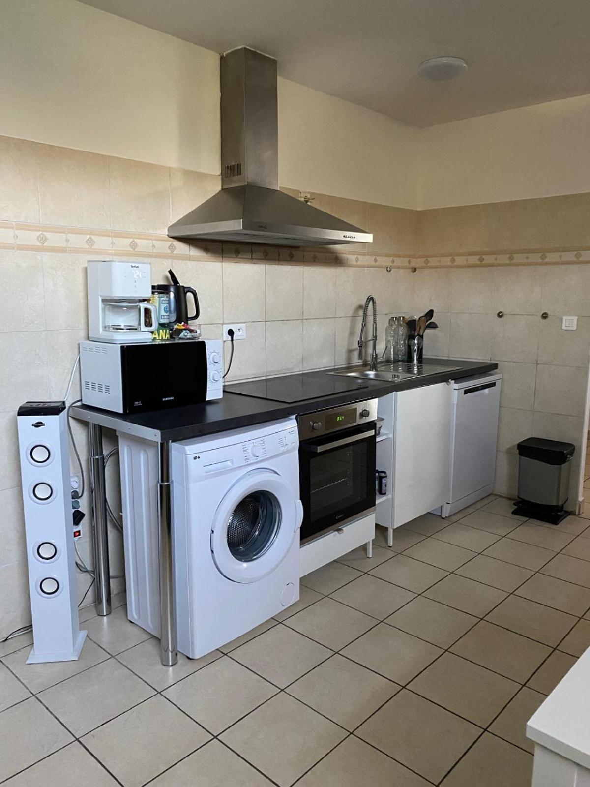 Agreable Rez De Jardin Avec Piscine Et Jacuzzi Apartment Сервион Екстериор снимка